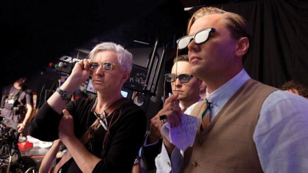 Baz Luhrmann rendező és Tobey Maquire és Leonardo DiCaprio színészek 3D-s szemüvegben A nagy Gatsby forgatásán