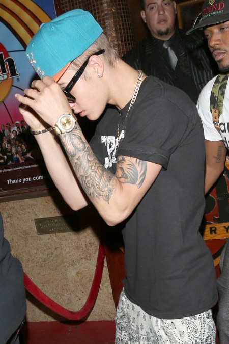 Justin Bieber kanadai énekes elhagyja a Los Angeles-i Laugh Factory szórakozóhelyet 2013. június 17-én