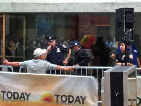 Öngyilkosságot megkísérlő férfi a Today Show felvételének helyszínén New Yorkban 2013. június 6-án