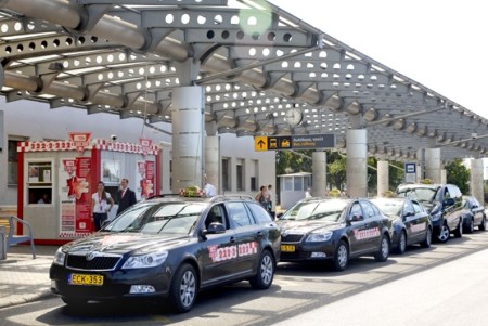 Főtaxis autók sorakoznak a Liszt Ferenc Nemzetközi Repülőtéren