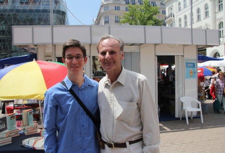 Hubert Géza Wells, hollywoodi magyar állatidomárral a 84. Ünnepi Könyvhéten Budapesten 2013. június 9-én