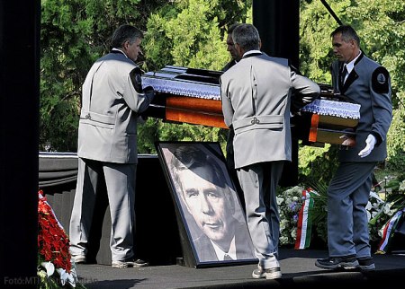 Horn Gyula néhai magyar miniszterelnök ravatala a budapesti Fiumei úti Nemzeti Sírkertben 2013. július 8-án