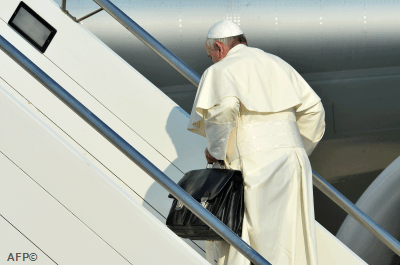 Ferenc pápa beszáll repülőgépébe Róma fiumicinói Leonardo Da Vinci repülőterén 2013. július 22-én, elindulva a 28. Katolikus Ifjúsági Világtalálkozóra a brazíliai Rio de Janeiróba
