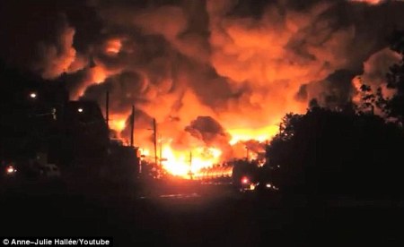 A kanadai Lac Mégantic városban kisiklott nyersolajat szállító tehervonat okozta tűz 2013. július 6-án.