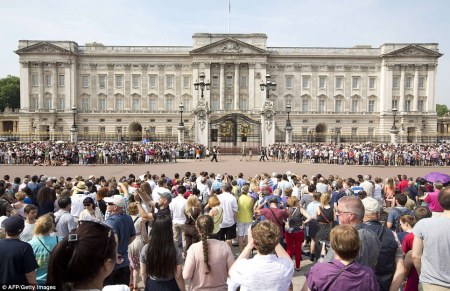 Tömeg a Buckingham-palota előtt 2013. július 22-én este