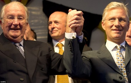 Fülöp új belga király és édesapja, a lemondott II. Albert király Brüsszelben az új király beiktatása után 2013. július 21-én