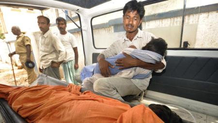 Ételmérgezésben meghalt gyermek A kelet-indiai Bihar szövetségi állam fővárosa, Patna közelében