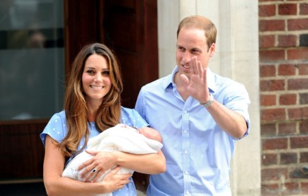 Katalin és Vilmos, Cambridge hercegnője és hercege újszülött gyermekével távozik a londoni St. Mary’s Kórházból 2013. július 23-án