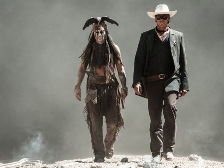 Johnny Depp és Armie Hammer A magányos lovas (The Lone Ranger) című film egyik jelenetében