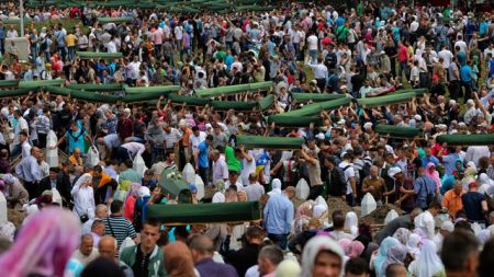 Újratemetnek a srebrenicai vérengzés 18. évfordulóján 409 újonnan azonosított holttestet Srebrenica közelében 2013. július 11-én