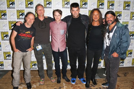 A Metallica amerikai heavymetal-zenekar tagjai, Dane DeHaan amerikai színész és Antal Nimród magyar rendező (kék cipőben) a Metallica Through the Never című filmjük sajtóértekezletén a 44. Comic-Con képregény- és szórakoztatóipari fesztiválon a kaliforniai San Diegóban 2013. július 19-én.
