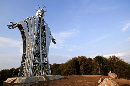 A székelyföldi Jézus Szíve-kilátó Farkaslaka és Székelyszentlélek határán, a Gordon-tetőn