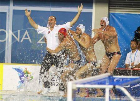 A magyar válogatott tagjai ünnepelnek, miután a csapat - a döntőben 8-7-re legyőzve a montenegrói válogatottat - aranyérmet nyert a barcelonai vizes világbajnokság vízilabdatornáján 2013. augusztus 3-án.