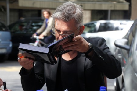 Alföldi Róbert rendező, színművész dedikálja az Alföldi Színháza című kötetet a budapesti Láng Téka könyvesbolt előtt 2013. szeptember 12-én (Fotó: Mészáros Márton)