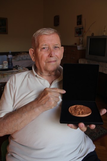 Mészáros Sámuel költő kezében a David Arts Alkotói Nívódíjjal 2013. szeptember 5-én (Fotó: Mészáros Márton)