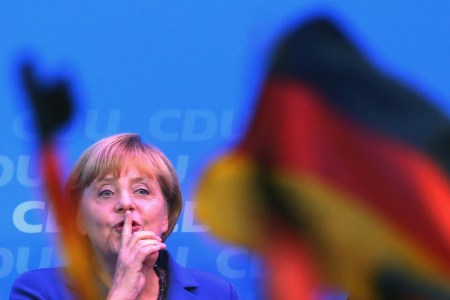 Angela Merkel német kancellár, a Kereszténydemokrata Unió, a CDU elnöke a pártjának elnökségi ülése után tartott sajtóértekezletén Berlinben 2013. szeptember 23-án, a német parlamenti választások másnapján. 