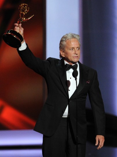 Michael Douglas amerikai színész a minisorozat/tévéfilm kategória legjobb férfi színészének odaítélt kitüntetésével az Emmy-díjak 65. átadási ünnepségén Los Angelesben 2013. szeptember 22-én