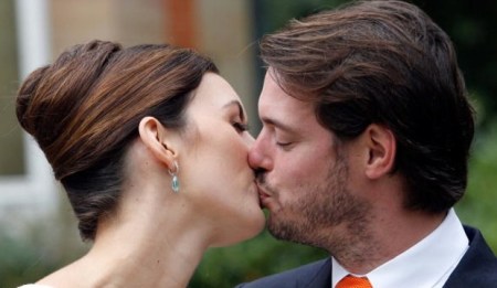 Felix luxemburgi herceg megcsókolja feleségét, Claire hercegnőt polgári esküvőjük után 2013. szeptember 17-én