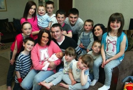 Sue és Noel Redford tizenhat gyermekükkel