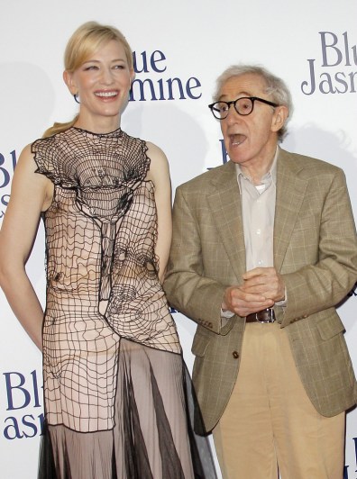 Cate Blanchett ausztrál színésznő és Woody Allen amerikai rendező a Blue Jasmine című filmjük párizsi bemutatóján 2013. augusztus 27-én