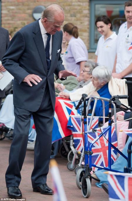 Fülöp edinburghi herceg az aylshami idősek otthonában tett látogatásán 2013. október 8-án