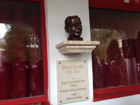  Horn Gyula néhai miniszterelnök újonnan felavatott szobra Marcaliban 2013. október 5-én