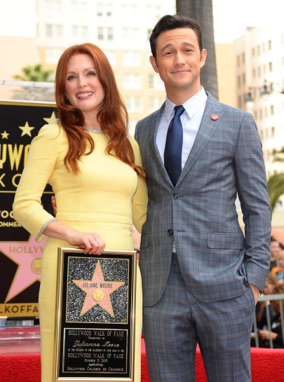 Julianne Moore amerikai színésznő és Joseph Gordon-Levitt a színésznő csillagának avatásán a Hírességek Sétányán 2013. október 4-én