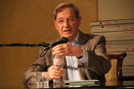 Nádas Péter Kossuth-díjas író felolvas Világló részletek című memoárjából a Petőfi Irodalmi Múzeumban 2013. október 16-án (Fotó: Mészáros Márton)