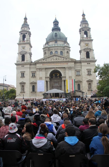 Résztvevők Sándor István boldoggá avatási szentmiséjén a budapesti Szent István-bazilika előtt 2013. október 19-én (Fotó: Mészáros Márton)
