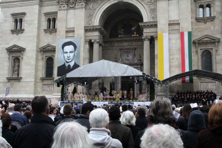 Résztvevők Sándor István boldoggá avatási szentmiséjén a budapesti Szent István-bazilika előtt 2013. október 19-én (Fotó: Mészáros Márton)