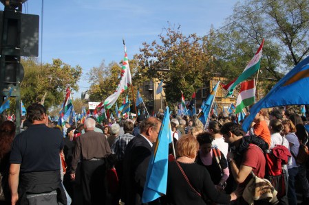 A Székelyek nagy menetelése elnevezésű erdélyi rendezvénnyel egy időben megrendezésre kerülő budapesti demonstráció a román nagykövetség előtt 2013. október 27-én (Fotó: Mészáros Márton)