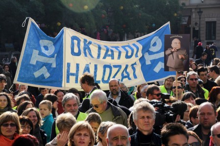 Az Őszi nagytakarítás az oktatásban! címmel a pedagógusok világnapján megrendezett demonstrációjának résztvevői a Szent István-bazilika előtt 2013. október 5-én (Fotó: Mészáros Márton)