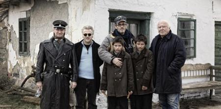 A nagy füzet című film forgatásán készült felvétel (középen Szász János rendező a főszereplő Gyémánt-ikrekkel)