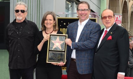 Kris Kristofferson amerikai countrysztár, a néhai sztár testvérei és Clive Davis producer Janis Joplin amerikai énekesnő nevét viselő csillag avatásán a hollywoodi Hírességek sétányán 2013. november 4-én