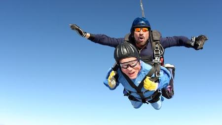 A 100. születésnapját ünneplő Vernon Maynardot és egy hivatalos tandemejtőernyőző a levegőben 2013. november 4-én