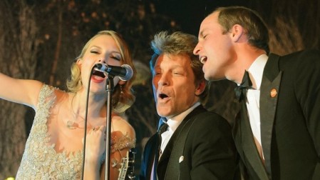 Taylor Swift és Jon Bon Jovi amerikai énekes-zenészek, valamint Vilmos cambridge-i herceg  fellép a londoni Kensington Palotában a Winter Whites gálaesten 2013. november 26-án