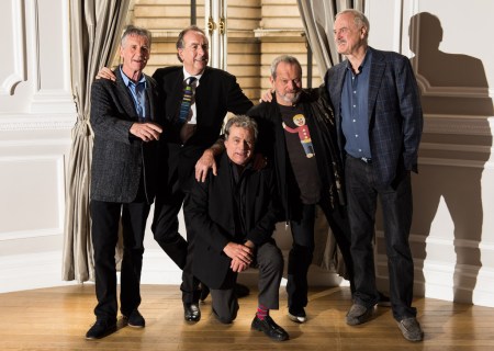 A Monty Python humorista csapat tagjai összeállásuk alkalmából tartott fotózáson Londonban 2013. november 21-én