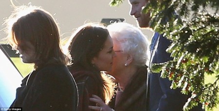 II. Erzsébet brit királynő elbúcsúzik Katalin hercegnőtől a Szent Mária Magdolna templomnál az angliai Sandringhamban 2013. december 25-én