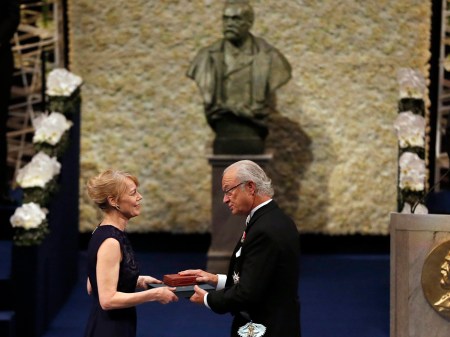 XVI. Károly Gusztáv svéd király átadja az irodalmi Nobel-díjat Alice Munro kanadai írónő lányának, Jennynek Stockholmban 2013. december 10-én