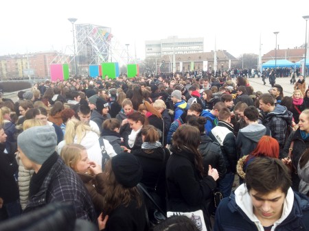 Érdeklődők a Papp László Budapest Sportaréna előtt 2014. január 18-án (Fotó: Mészáros Márton)