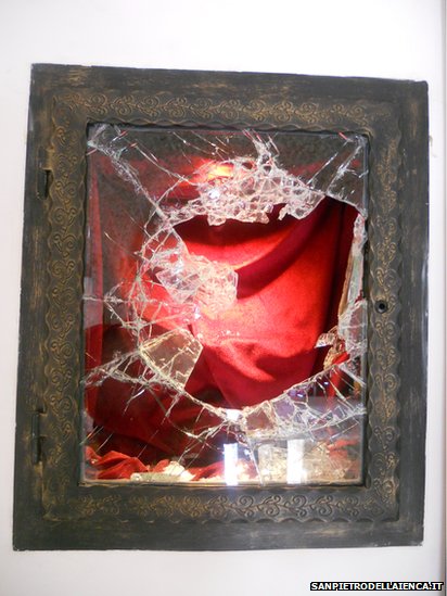A II. János Pál pápa vérét tartalmazó kegyhely betört ablaka a aquilai San Pietro della Ienca templomban