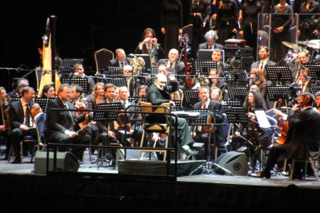 Ennio Morricone olasz zeneszerző vezényli a magyar Modern Art Orchestrát a Papp László Budapest Sportarénában 2014. február 15-én (Fotó: Mészáros Márton)