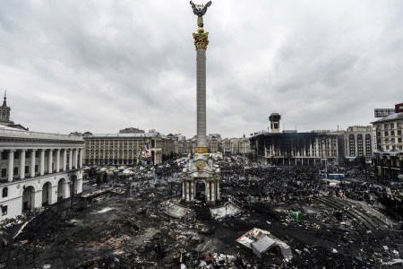A kormányellenes tüntetők és az ukrán rohamrendőrök összecsapásainak helyszíne, a Függetlenség tere Kijevben 2014. február 20-án