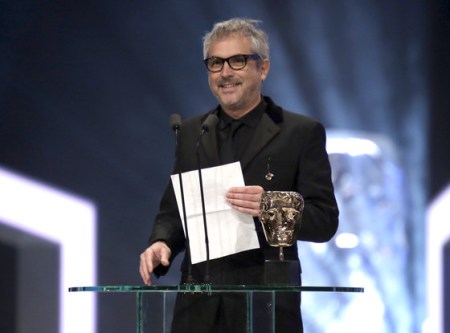 Alfonso Cuarón mexikói rendező átveszi elismerését a BAFTA-díjkiosztón Londonban 2014. február 16-án
