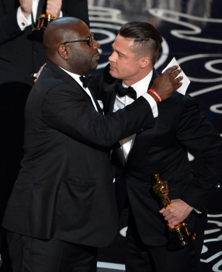 Steve McQueen rendező és Brad Pitt producer a legjobb filmnek járó díjjal az az Oscar-gálán Los Angelesben 2014. március 2-án 