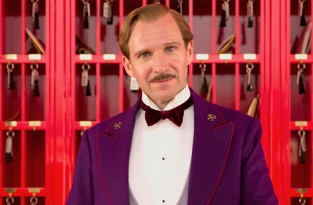 Ralph Fiennes A Grand Budapest Hotel című film egyik jelenetében