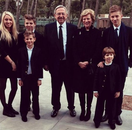 II. Konstantin görög király és Anna-Mária királyné unokáik társaságában Athénban 2014. március 6-án