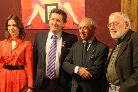 Tunyogi Henriett balettművész, Ókovács Szilveszer, az Operaház igazgatója, Kárpáti Tamás újságíró, a kiállítás tulajdonosa és Gyémánt László festőművész a Hungarikumok kiállítás megnyitóján az Operaházban 2014. március 14-én (Fotó: Mészáros Márton)