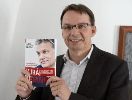 Igor Janke lengyel újságíró a Hajrá, magyarok! című kötetével