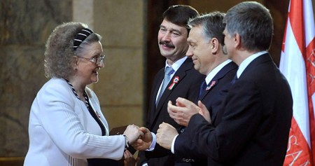 Jókai Anna írónő átveszi a Kossuth Nagydíjat a Parlamentben 2014. március 14-én